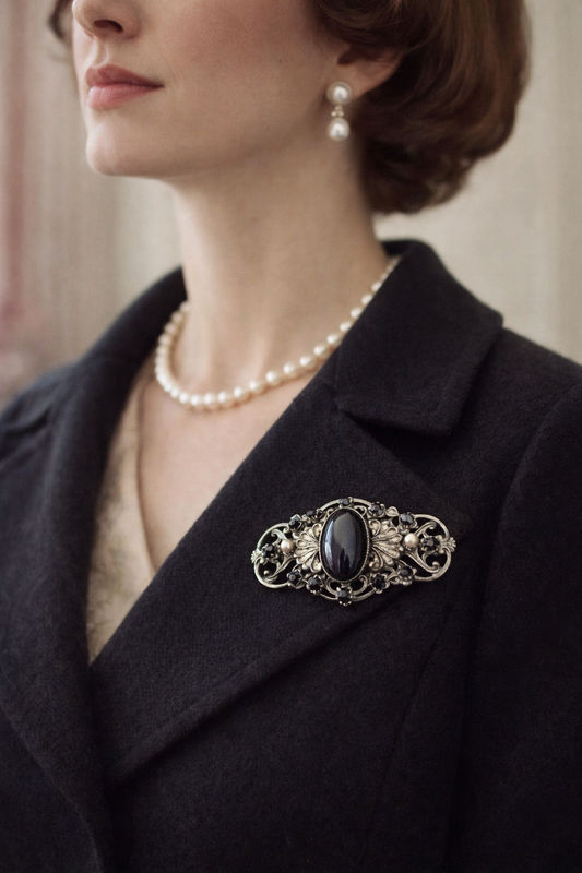 Grande spilla vintage con cabochon in prob. Ematite, perle e strass; anni ‘60