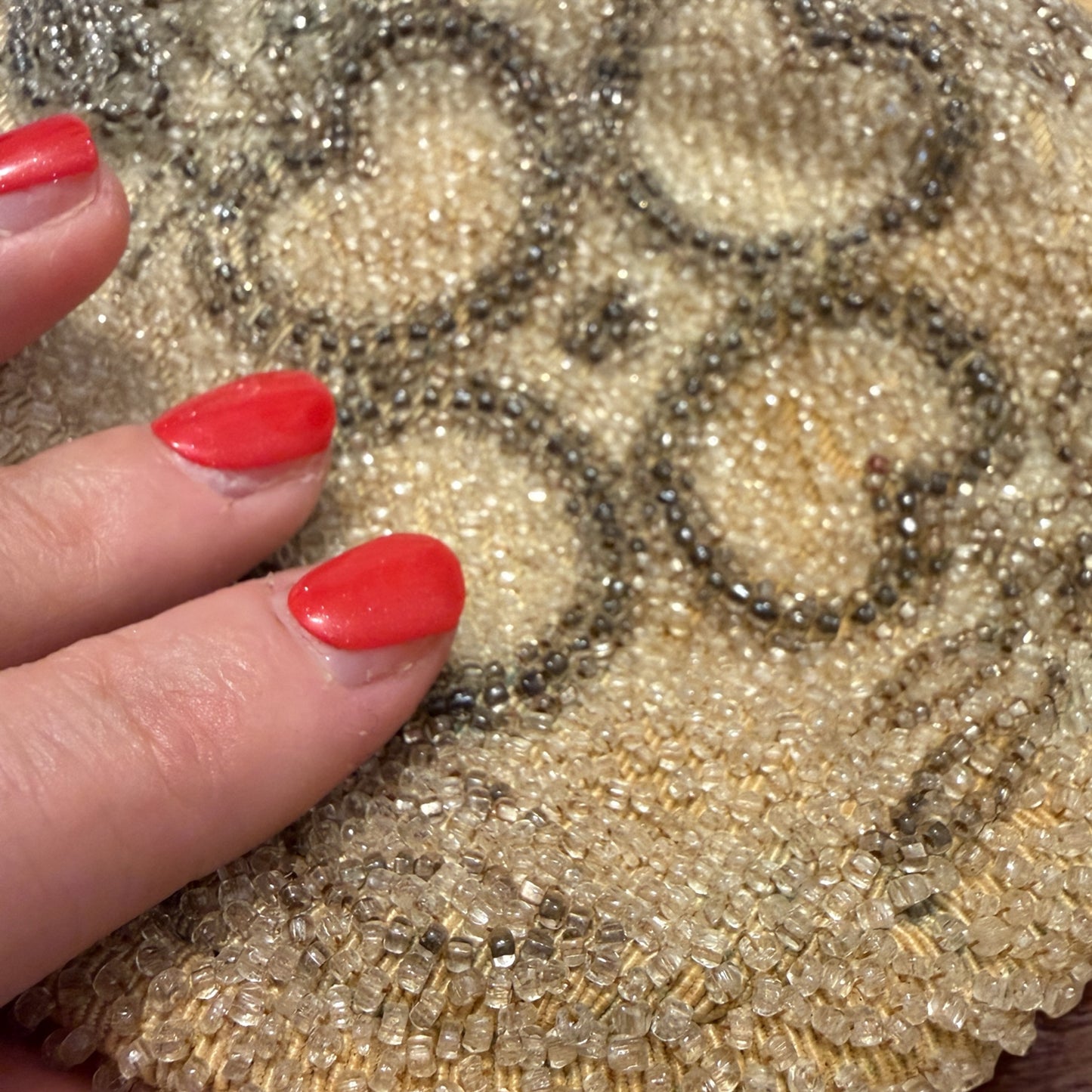 Borsetta da sera da polso in perline di vetro e seta, anni ‘20