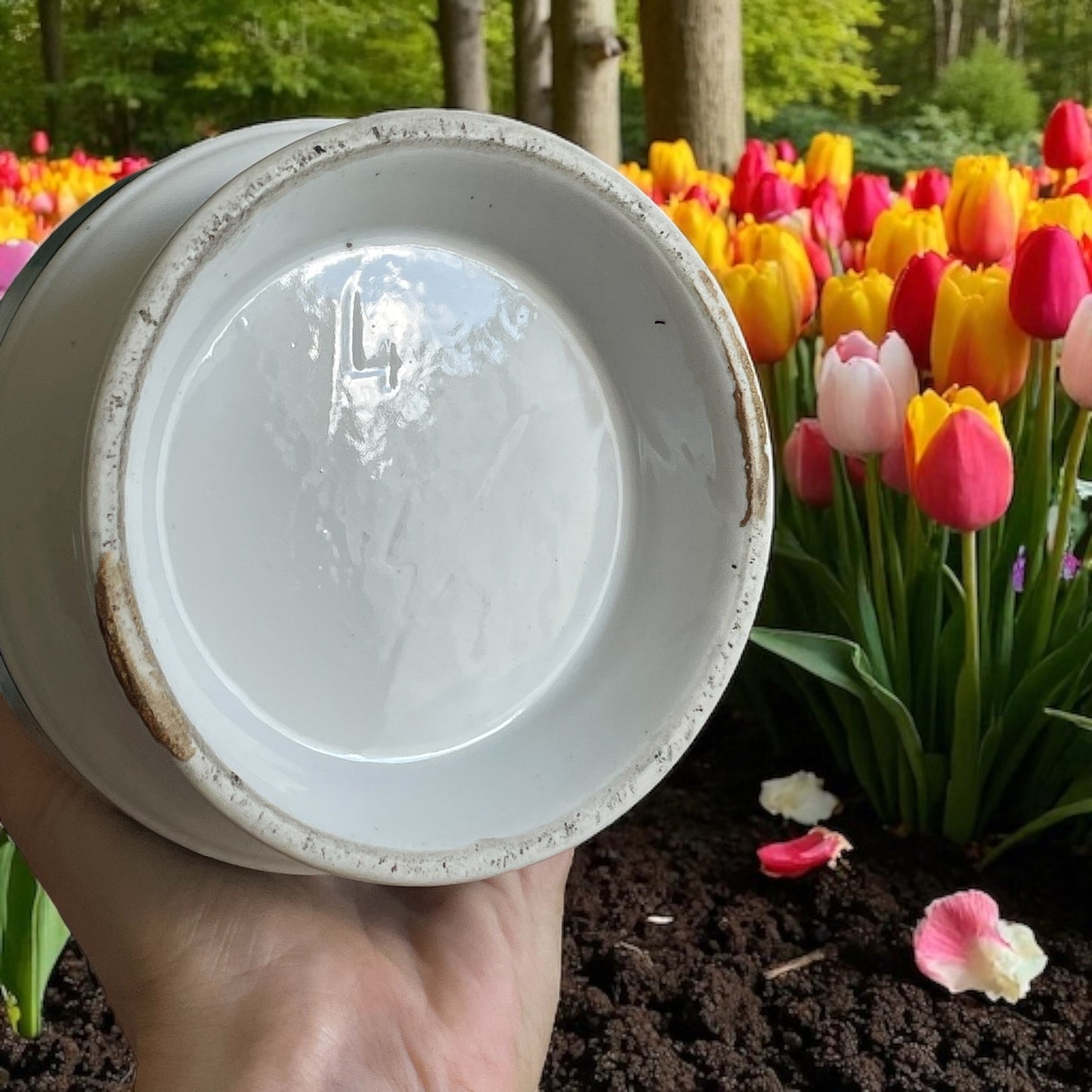 Antica lampada a petrolio con base in ceramica decorata a fiori di lillà