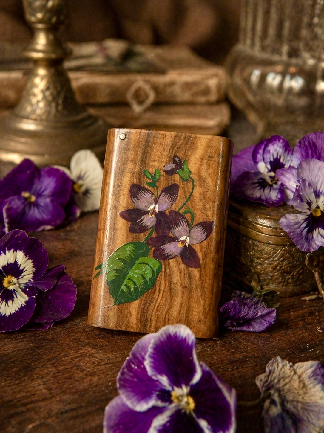 Vesta Case in legno con viole del pensiero dipinte e scritta Nice