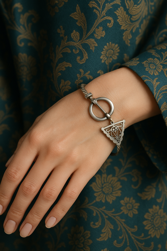 Bracciale tedesco in argento ottocento con fibula, anni ‘70