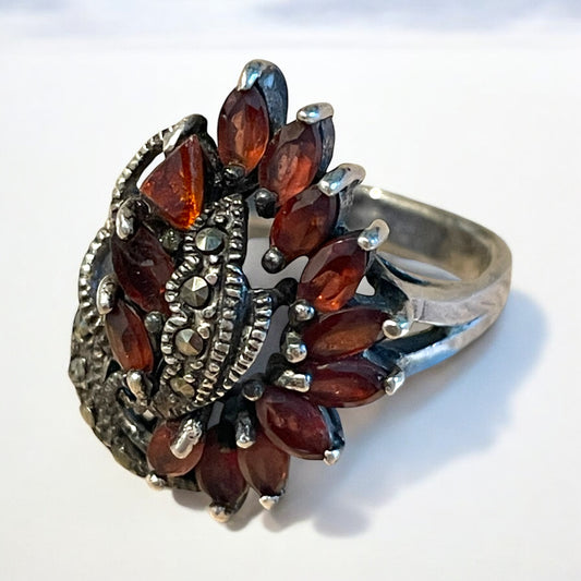 Anello cocktail in argento 925 vintage con marcasiti e pietre rosse anni ‘70