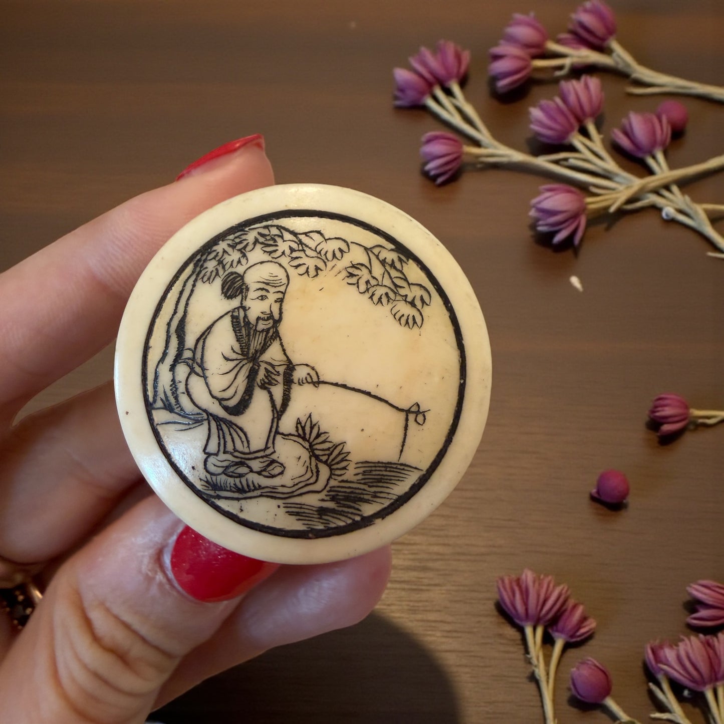 Piccolo contenitore in osso inciso da scrittoio per ceralacca, ‘800, chinoiserie