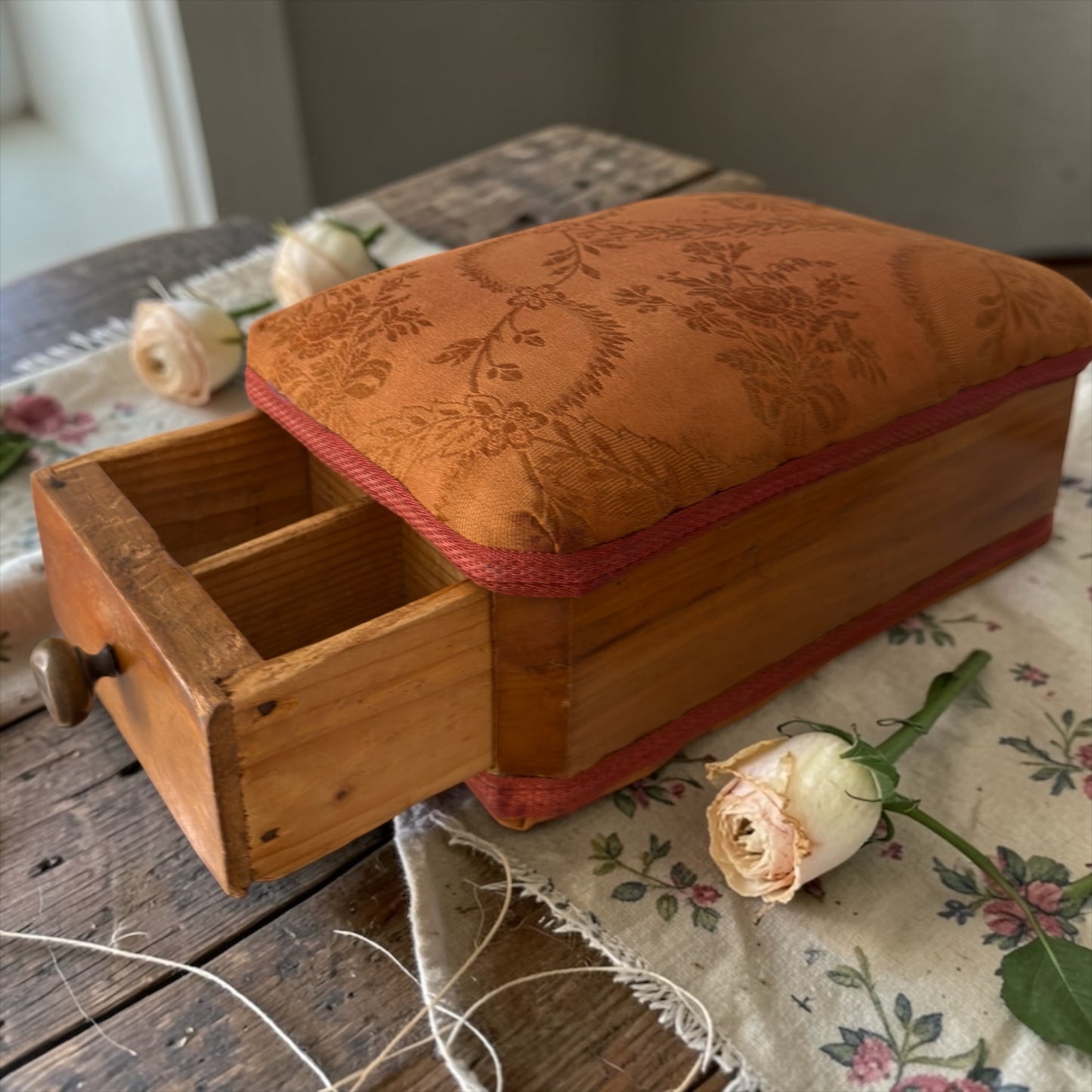 Mobiletto porta cucito, cassetto compartimentato e doppio pin cushion, anni 20-30
