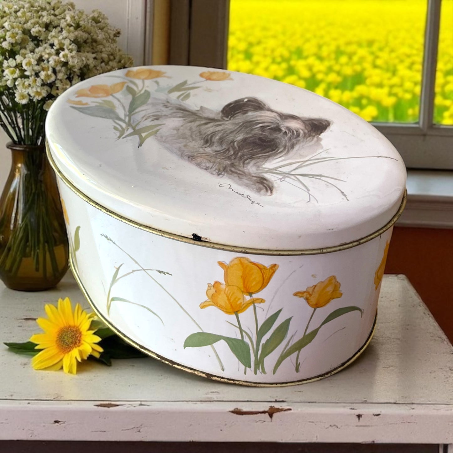 Scatola latta vintage con cagnolino illustrata da Marsha Steger