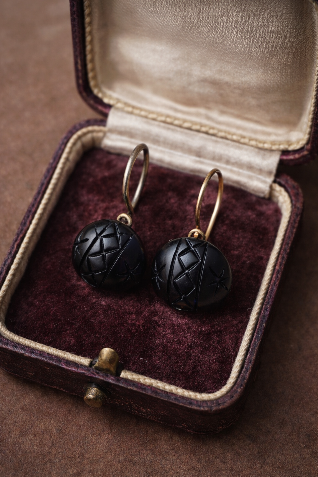 Orecchini da lutto in Jet giaietto ed oro basso, epoca vittoriana