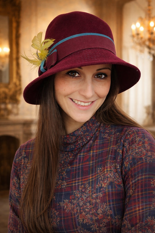 Cappello Borgogna con gros-grain color petrolio e piume, ispirazione cloche anni ‘20, produzione anni ‘50-‘60