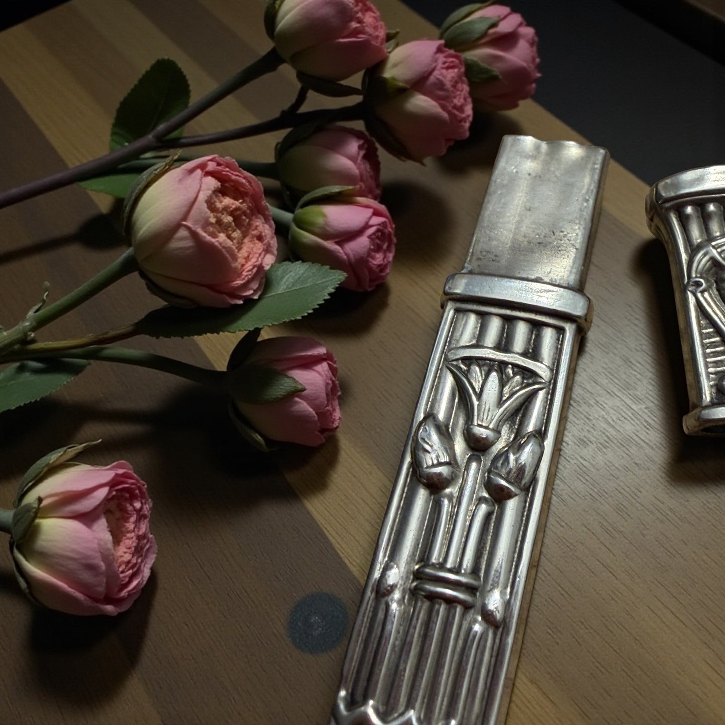 Porta aghi in argento punzonato, Egitto reinterpretato Déco, anni ‘20 ca, Francia