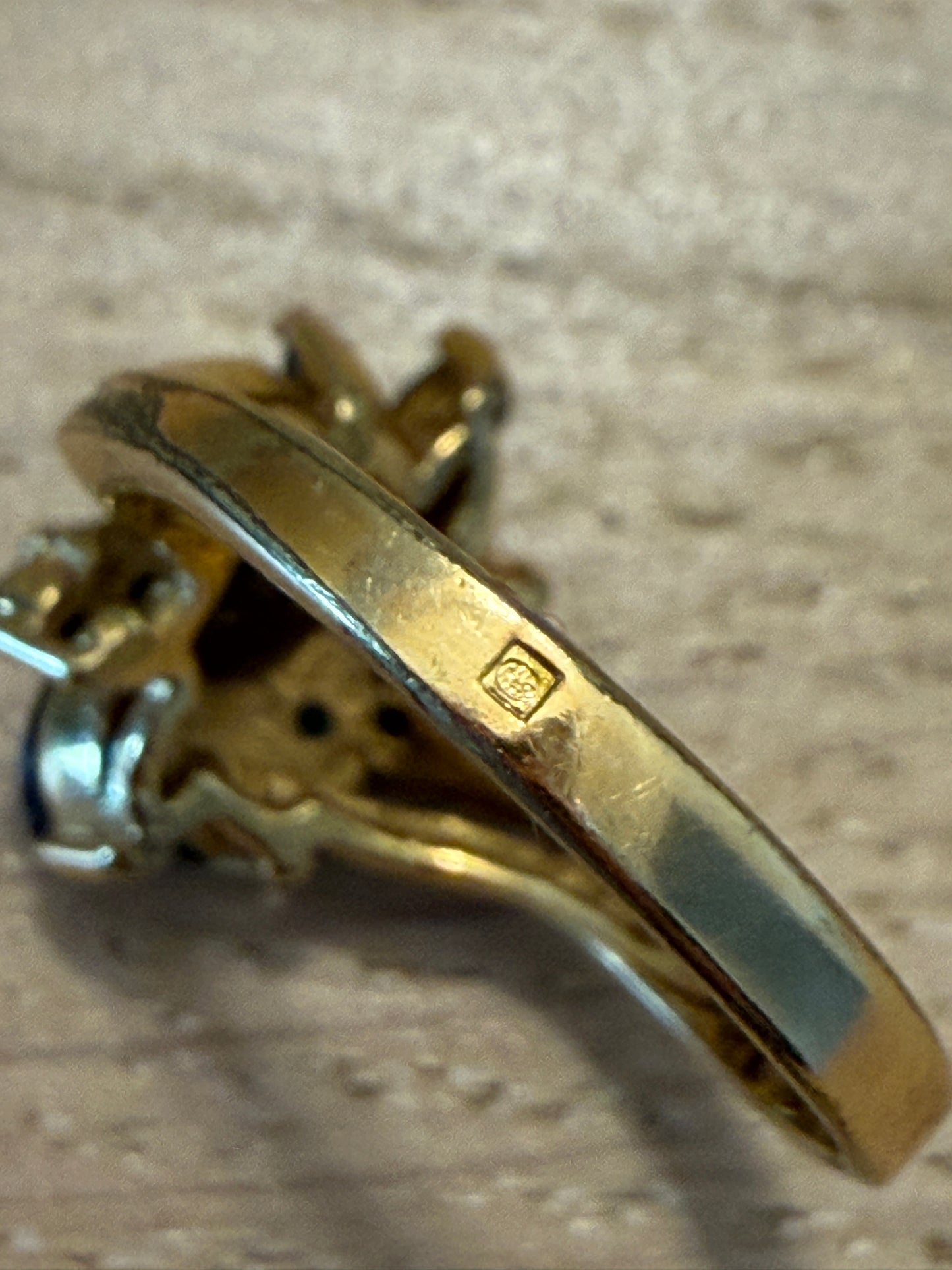 Anello con granati placcato oro e punzonato, Francia ca anni ‘60-‘70