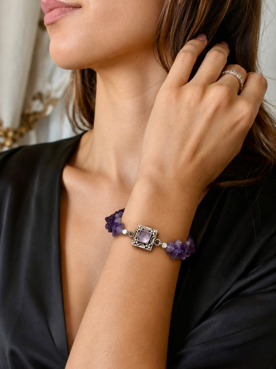 Bracciale con chips di ametista grezza e chiusura gioiello in argento