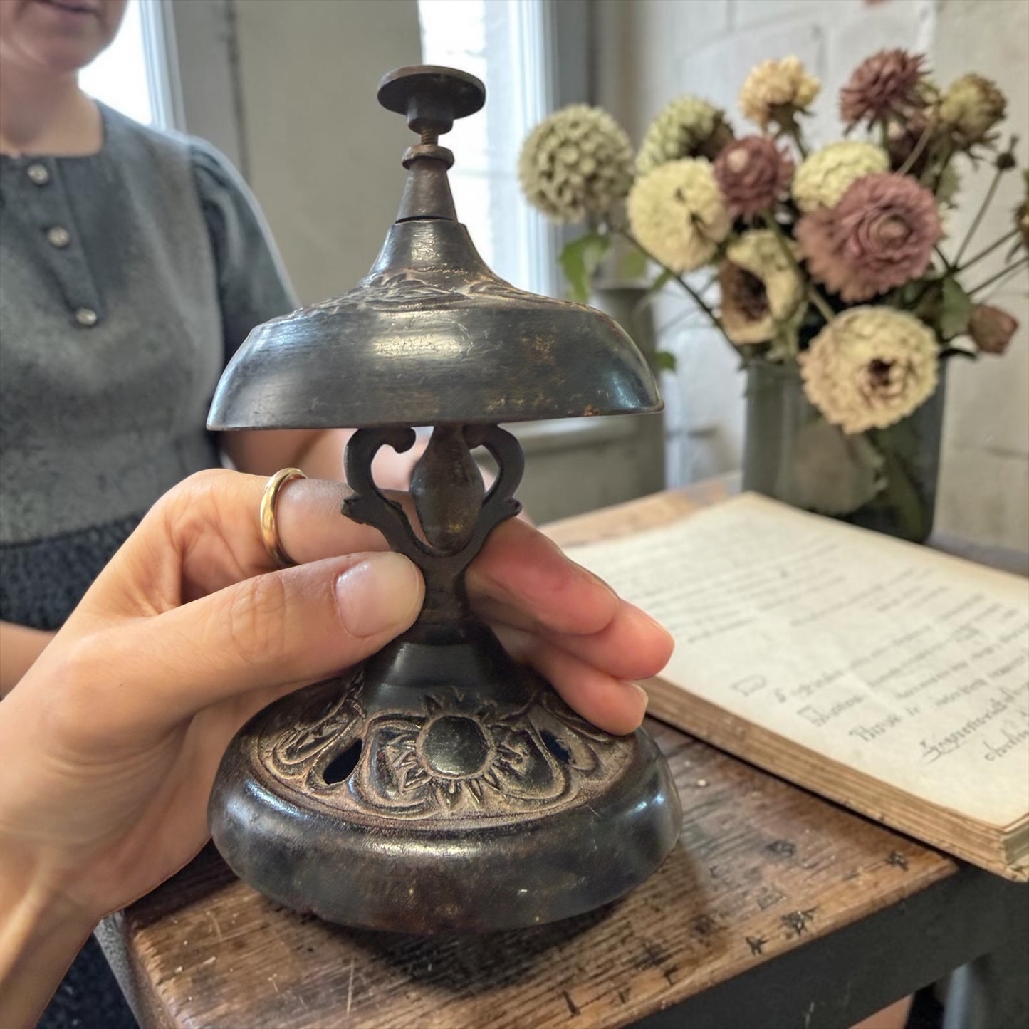 Campanello da banco a singola battuta, decorato con girasoli