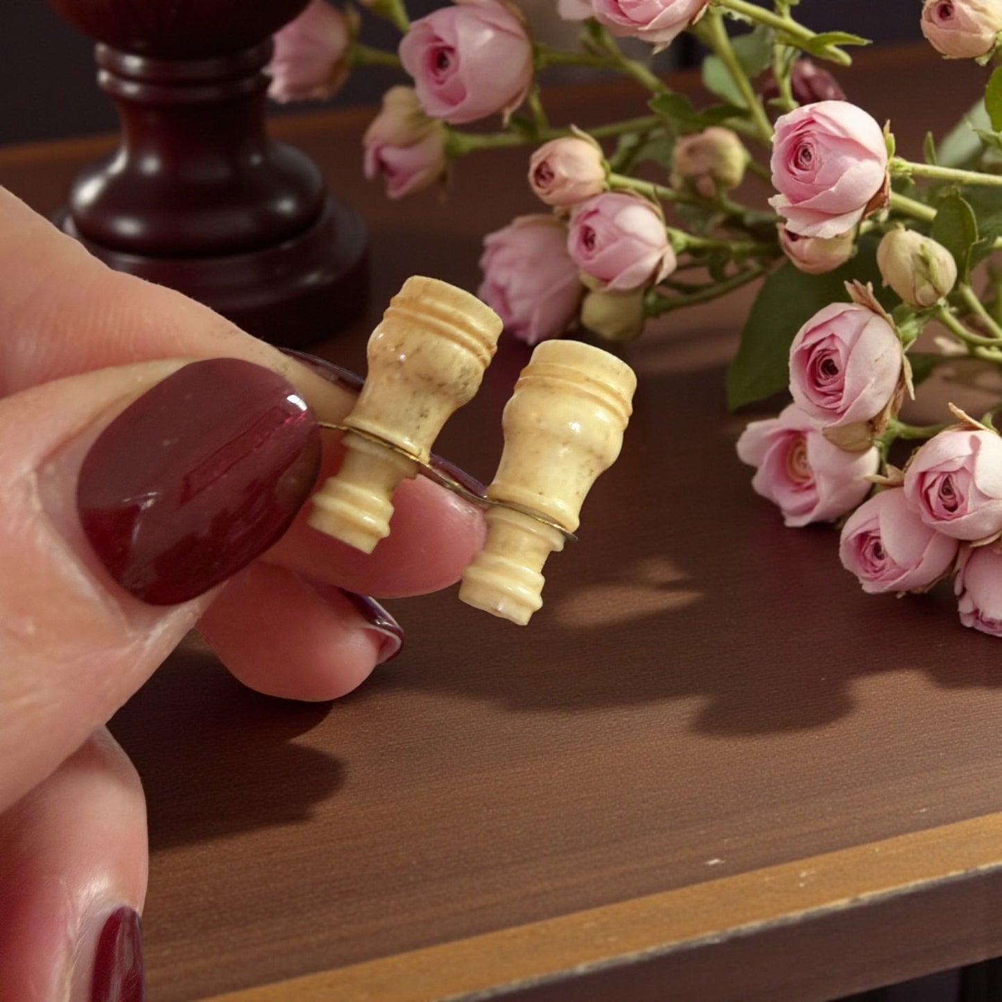 Doppio visore Stanhope a guisa di binocolo, ciondolo antico in osso con micro lenti