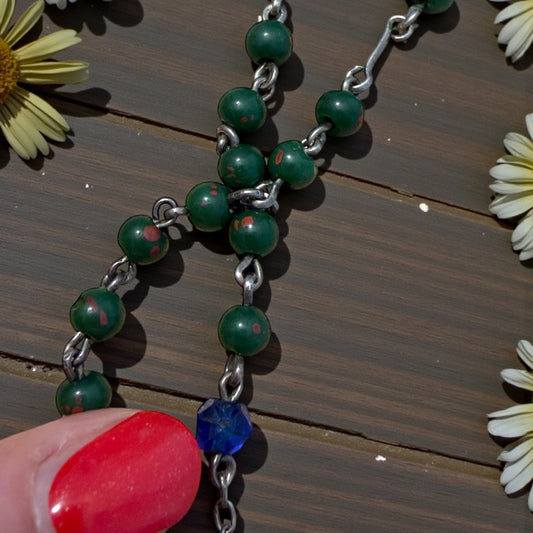 Antico rosario ca 1900 in argento e diaspro verde maculato, con perla segnaposto blu