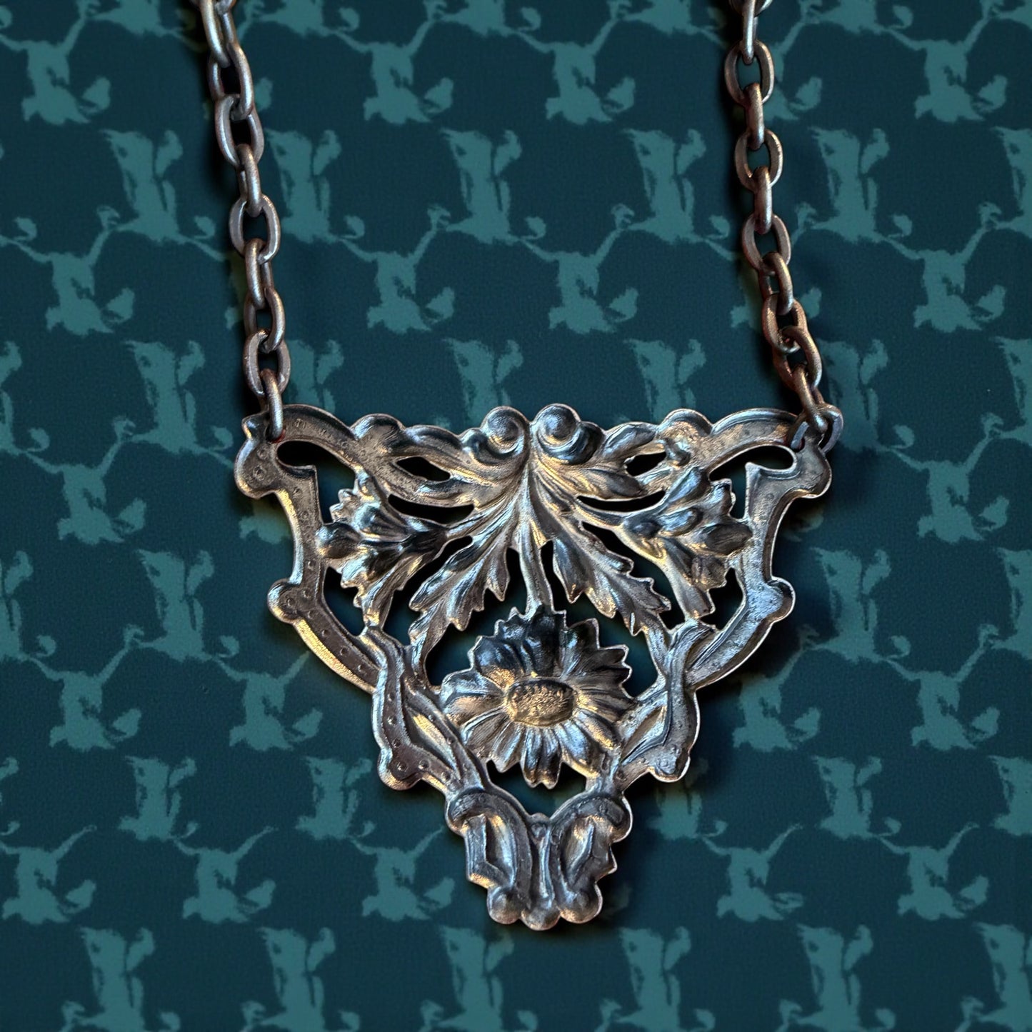 Collier con pendente floreale a giorno Liberty revival, ca anni ‘60 bagno in argento basso titolo
