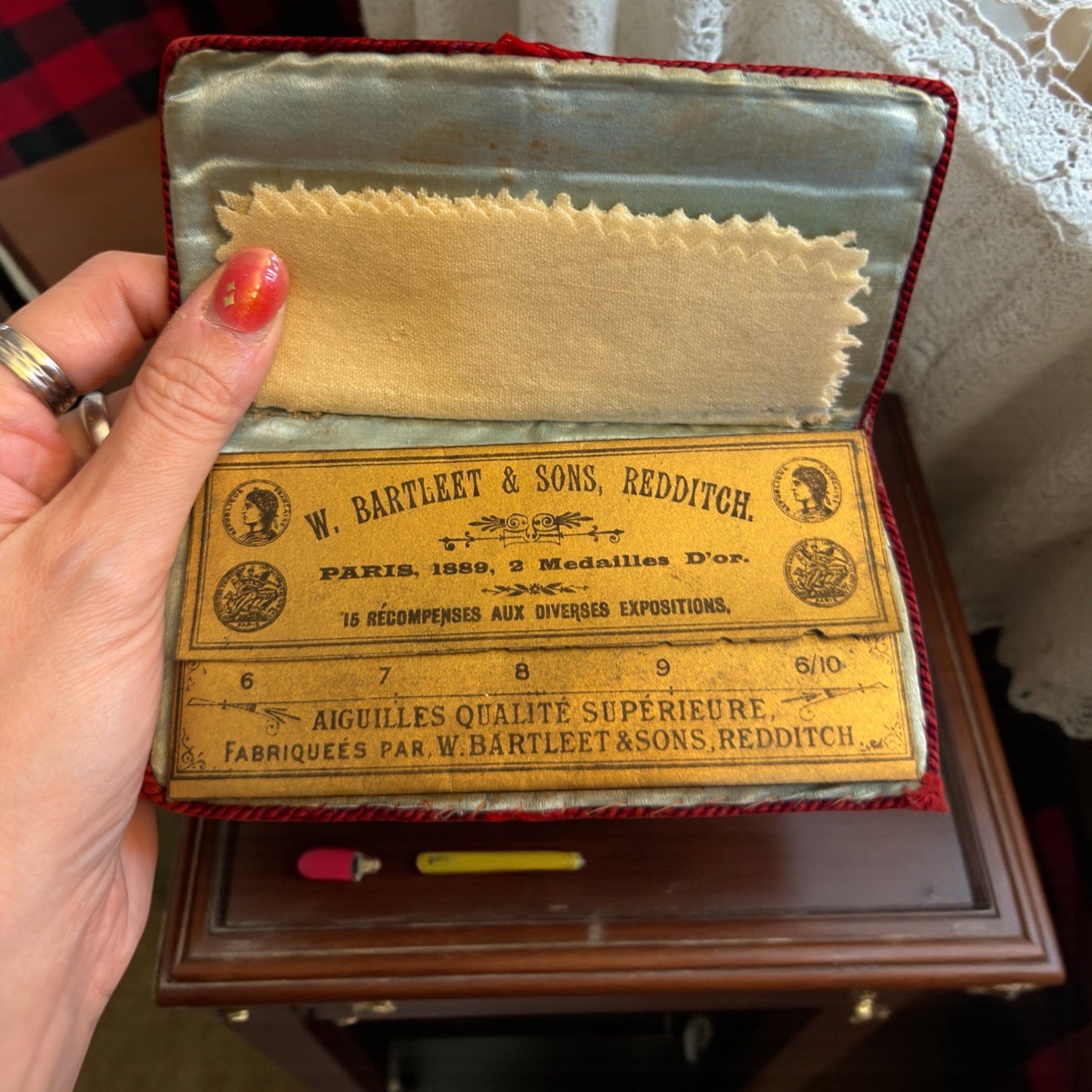 Porta aghi needle case in seta dipinta a mano, fine ‘800, astuccio con cartonato originale interno