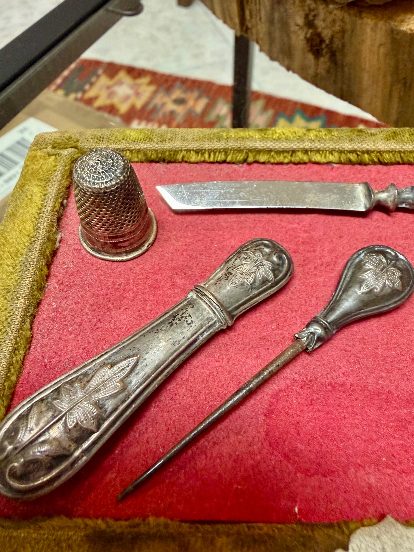 Antico cofanetto completo necessaire set da cucito in argento e ferro, 1890-1910 Italia