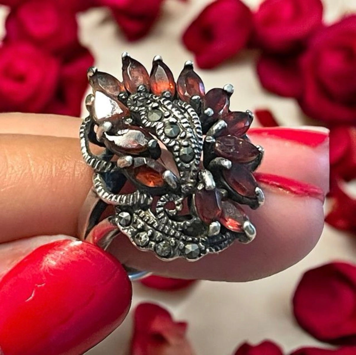 Anello cocktail in argento con granati almandini e marcasiti