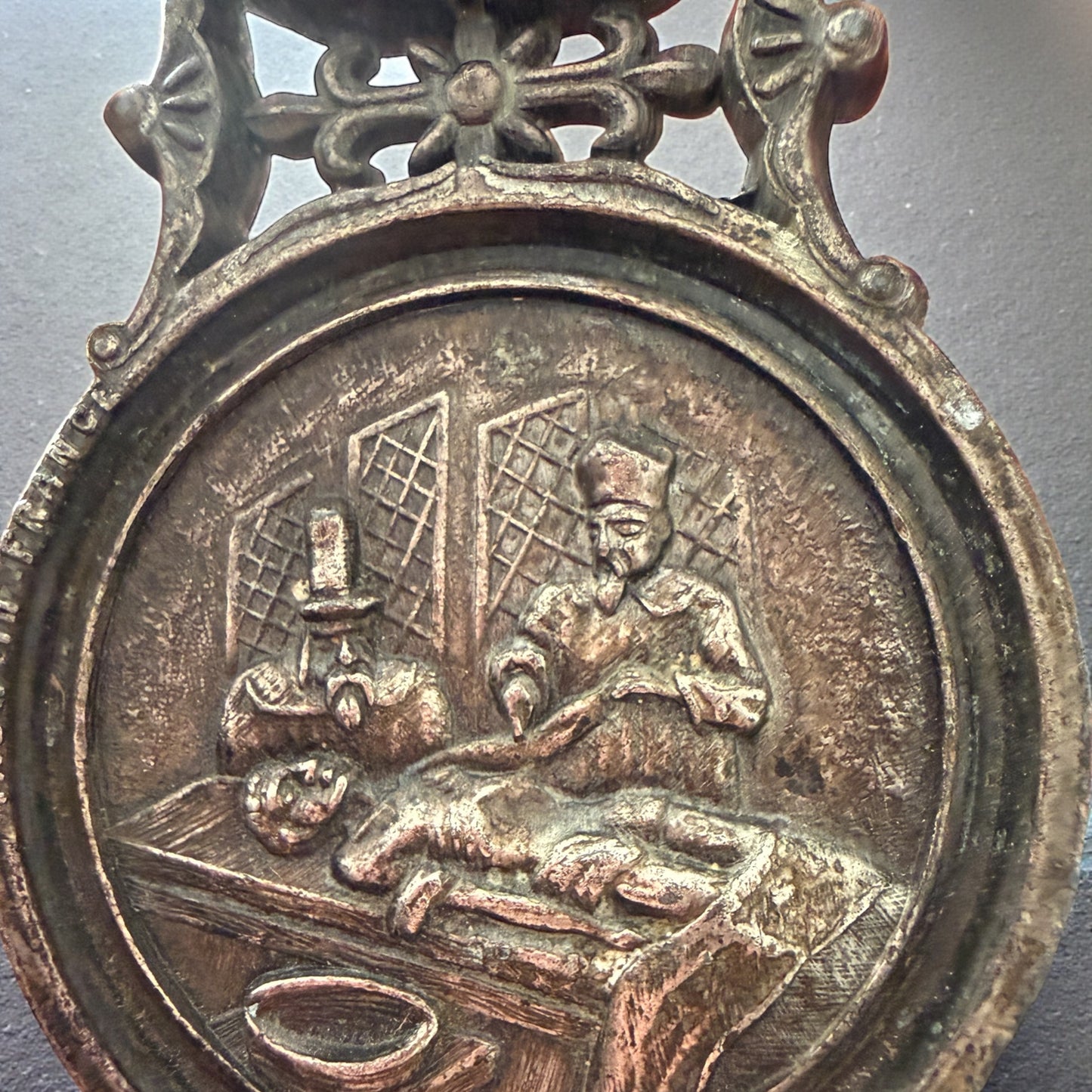 Lente da lettura da scrittoio prima metà ‘900, con scena autopsia settecentesca