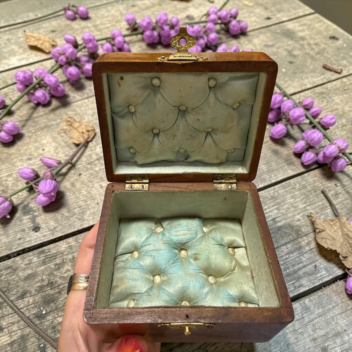 Antica scatola porta gioie “Nice” fine ‘800 con viole dipinte e interno seta capitonné