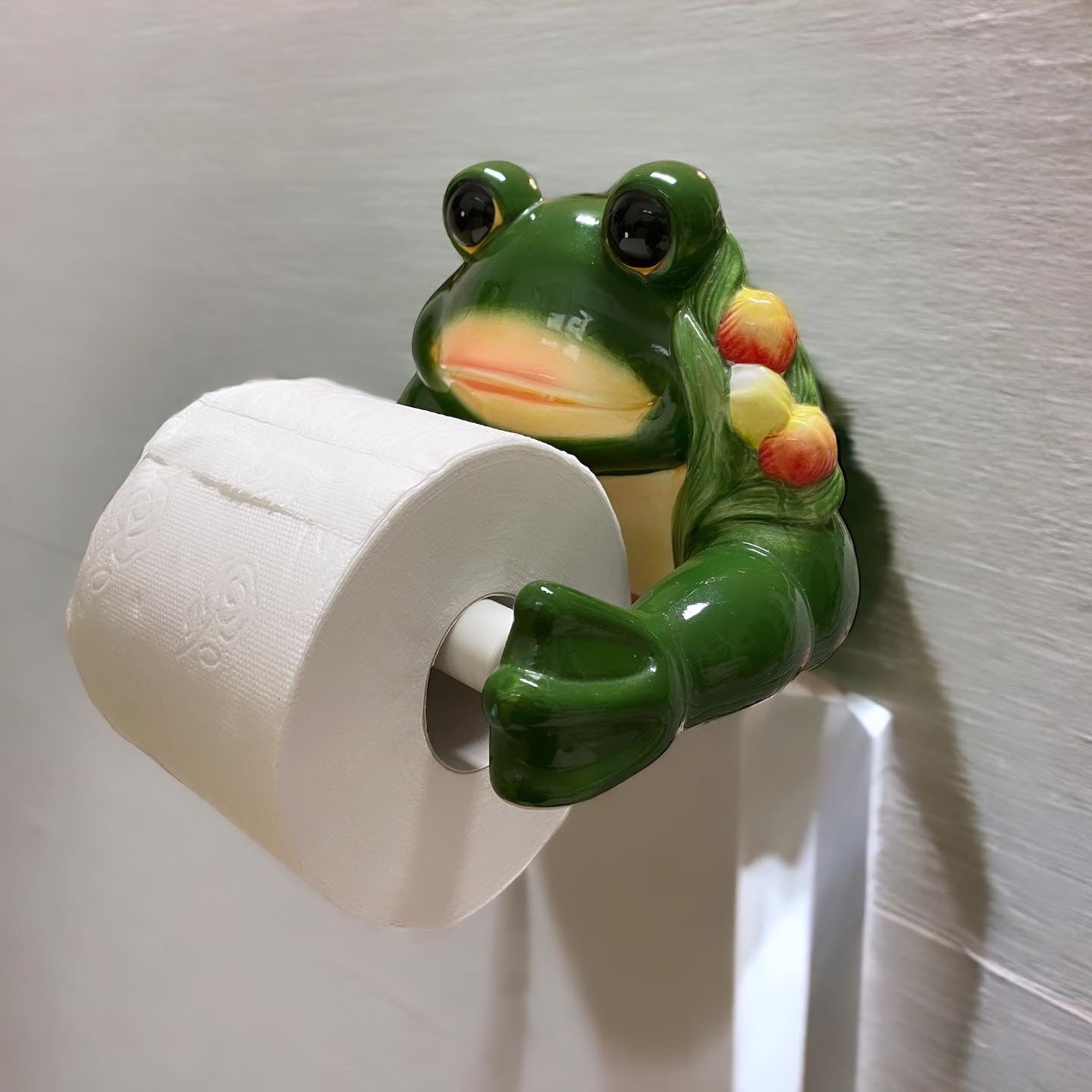 Porcelain frog toilet paper holder