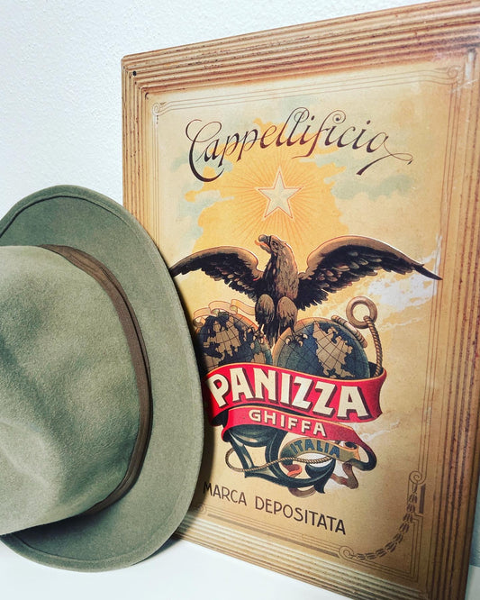 Cappello e insegna Panizza