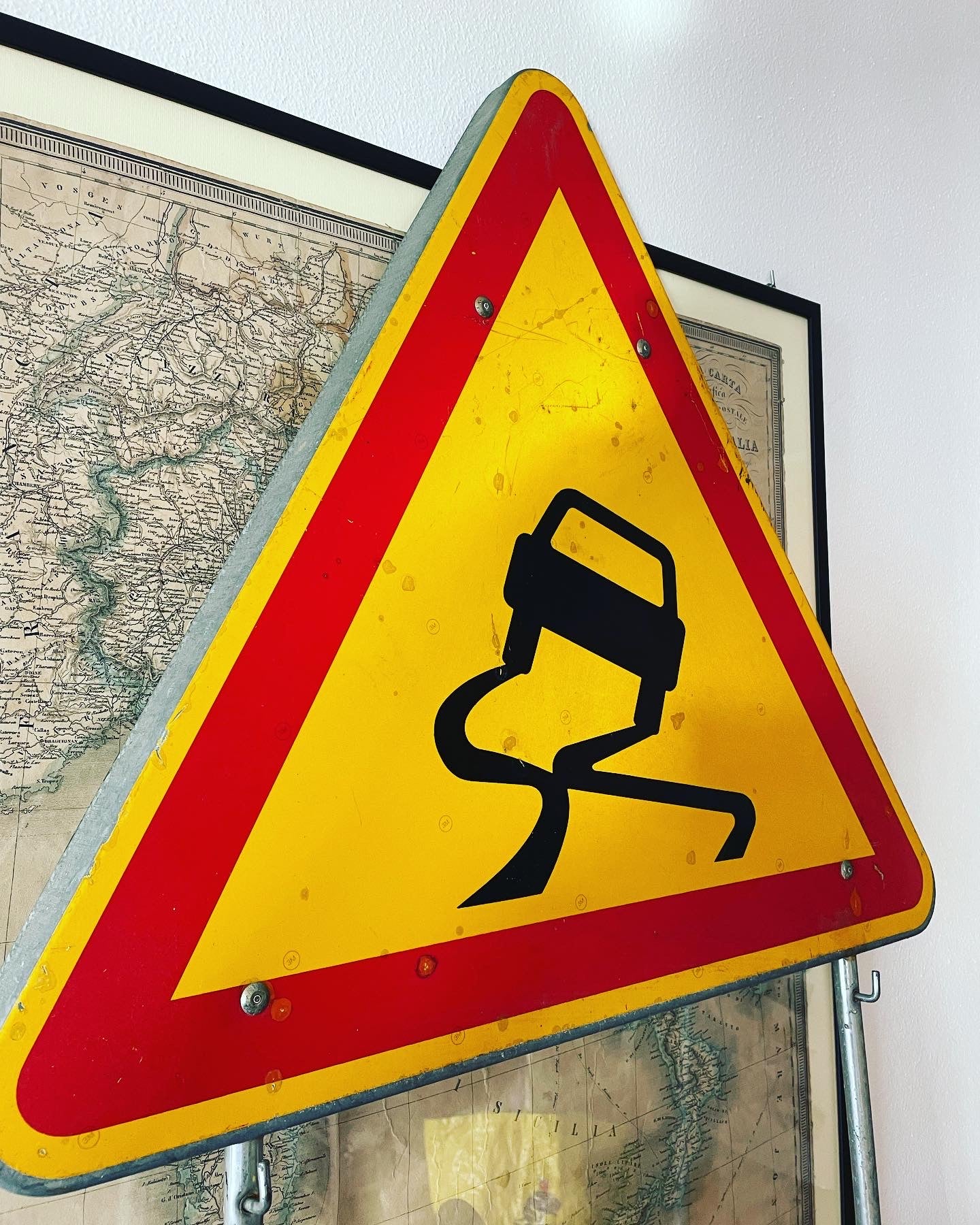 Slippery road sign