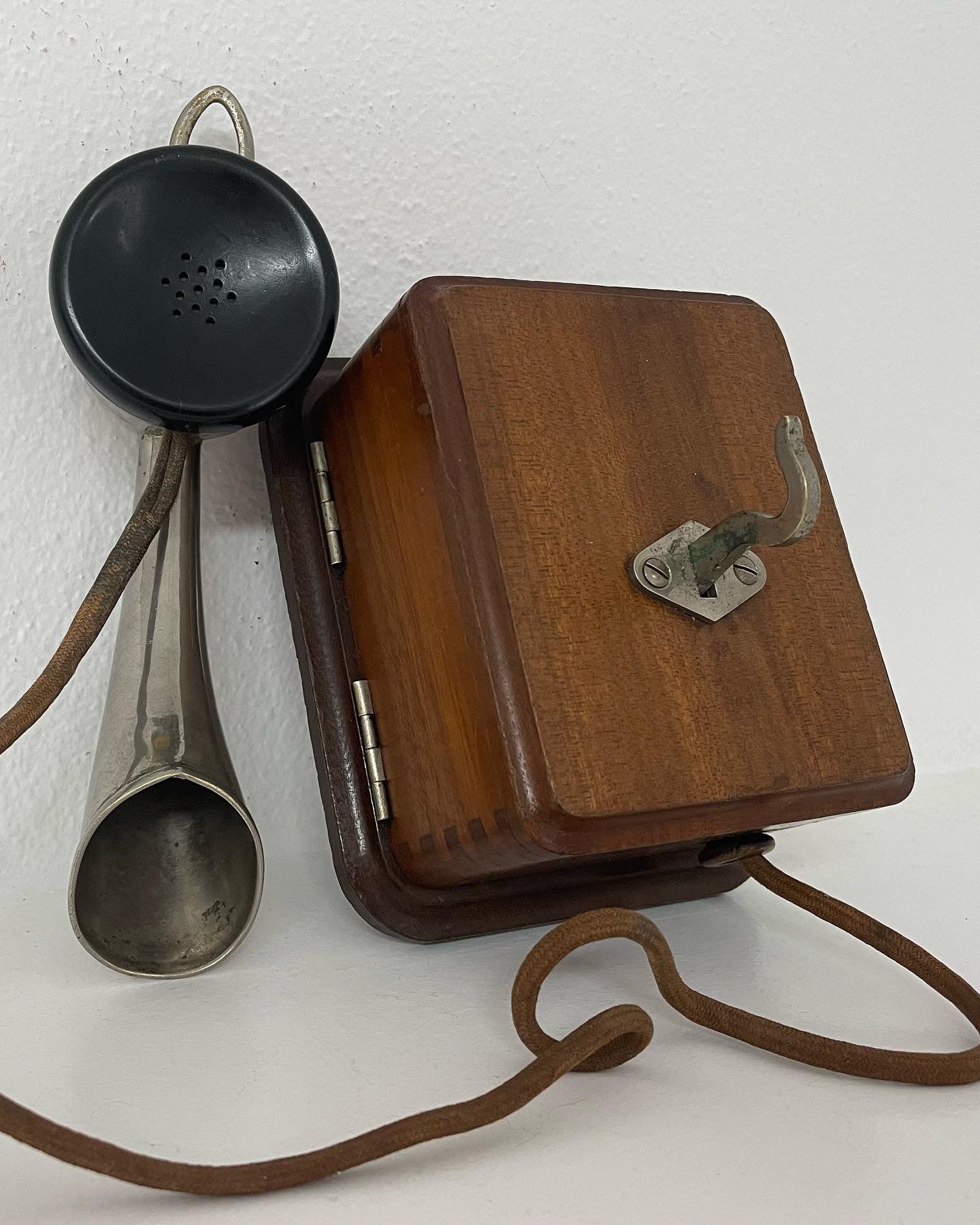 Wall mounted answering telephone 1910