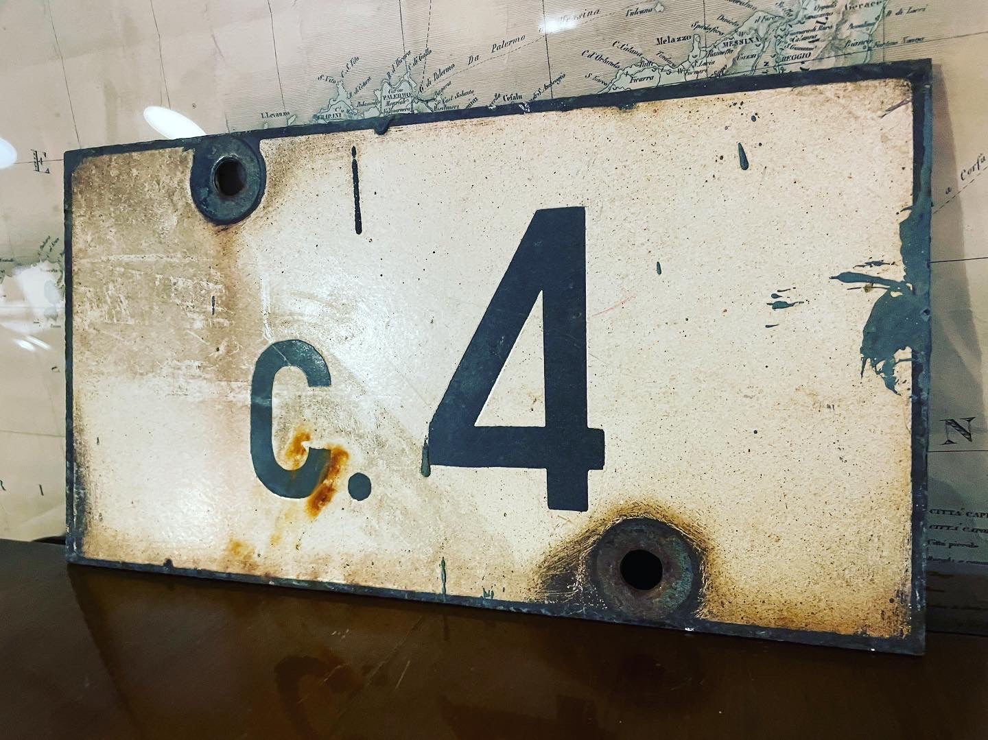 Railway wagon plate