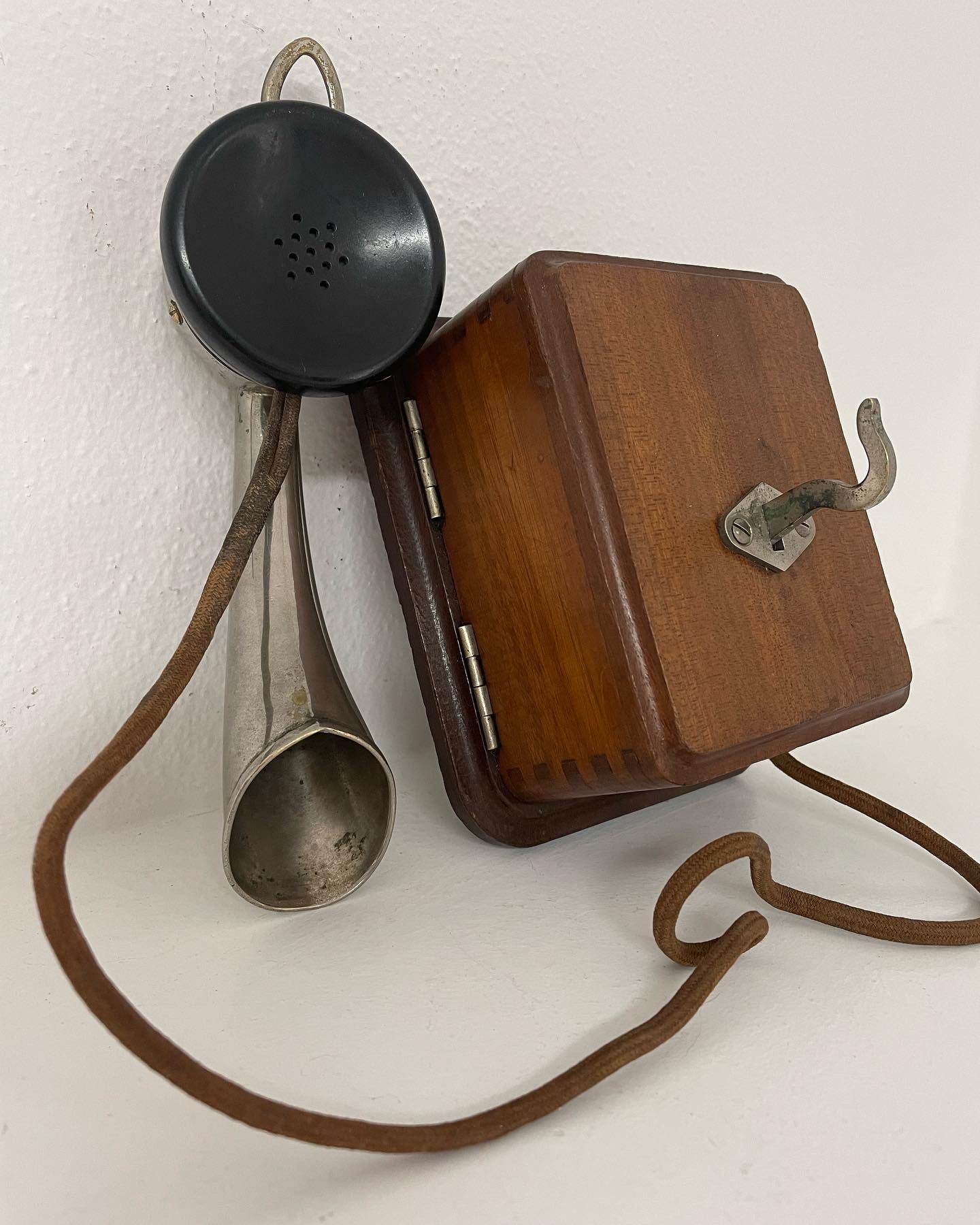 Wall mounted answering telephone 1910