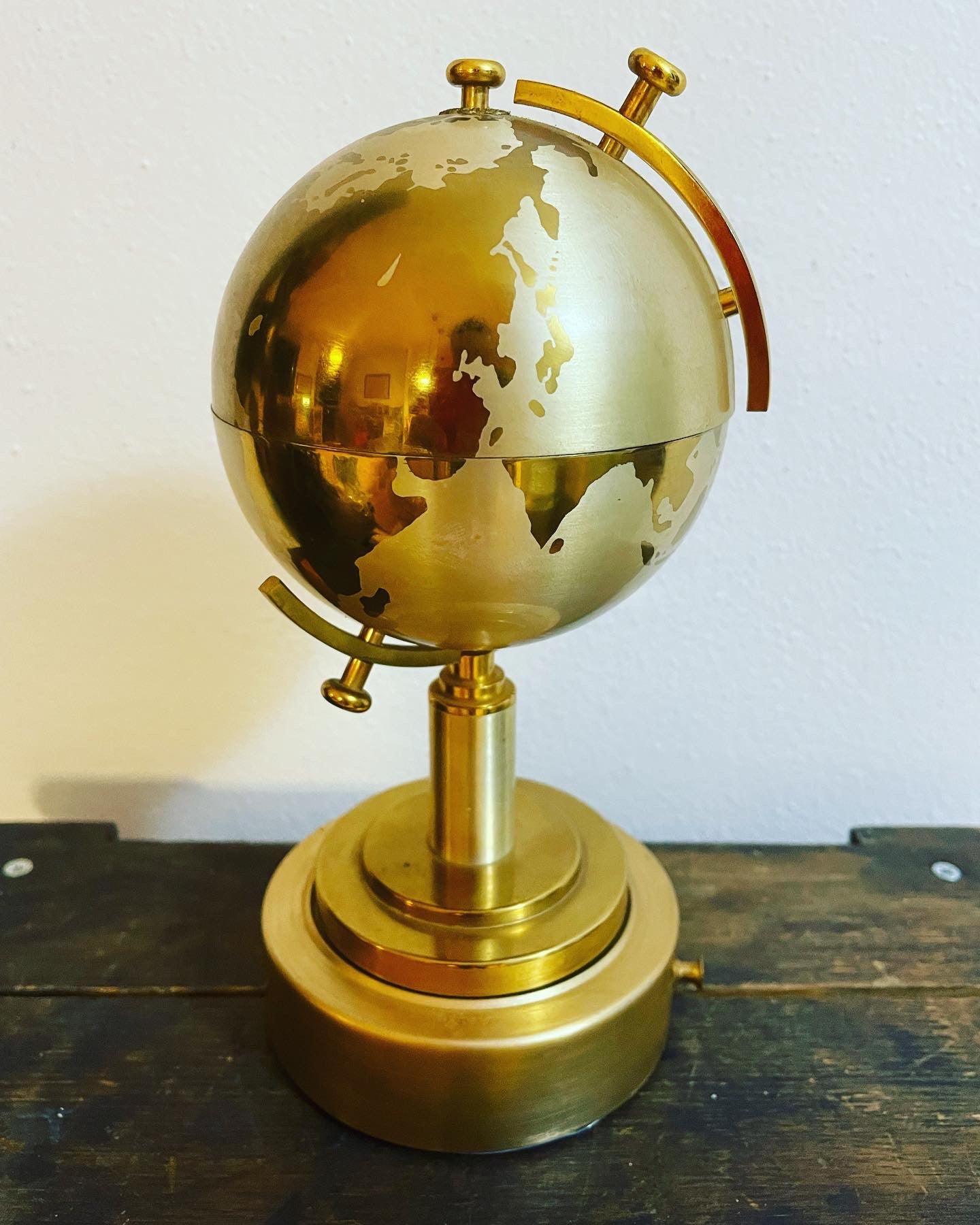 Cigarette holder globe