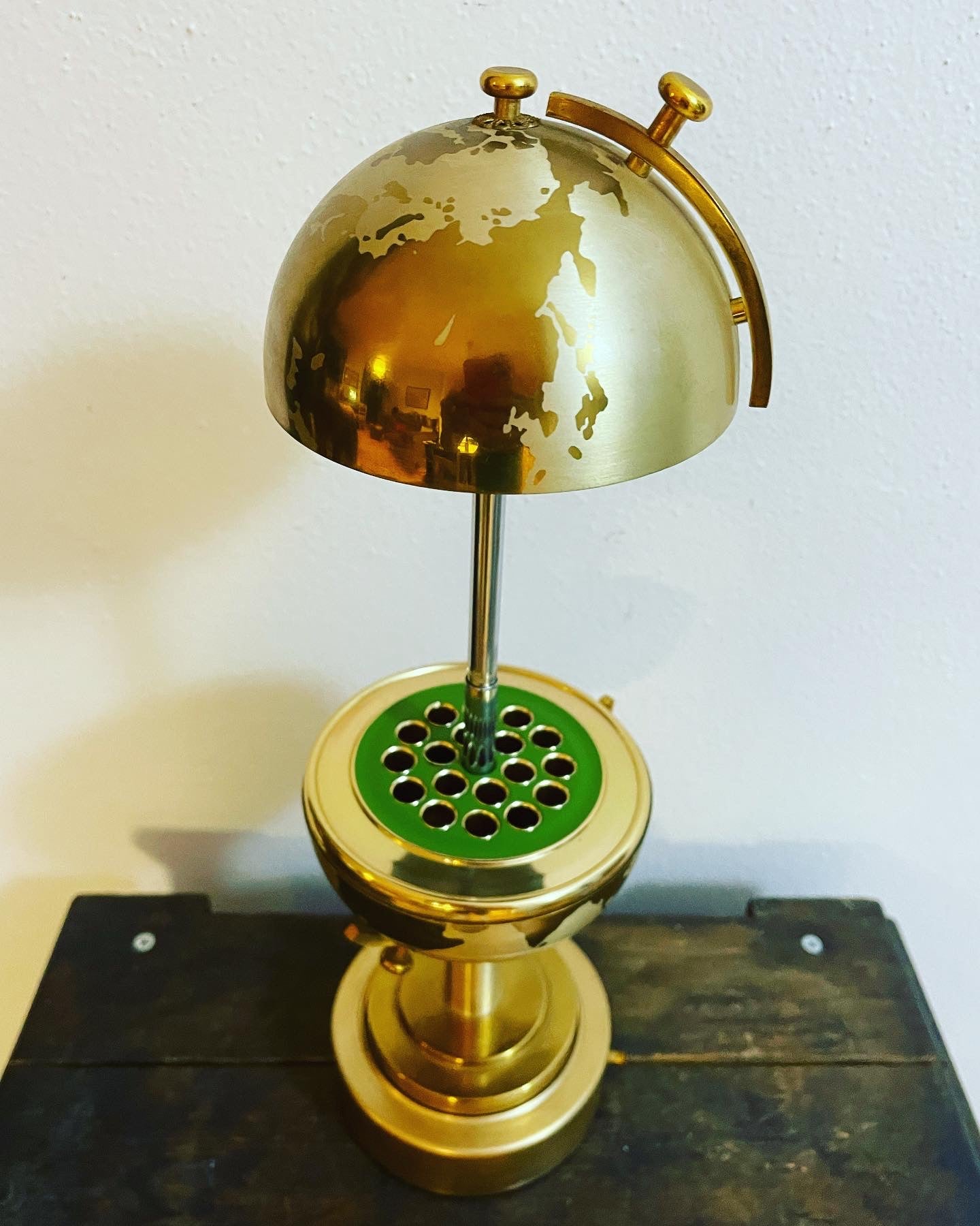 Cigarette holder globe