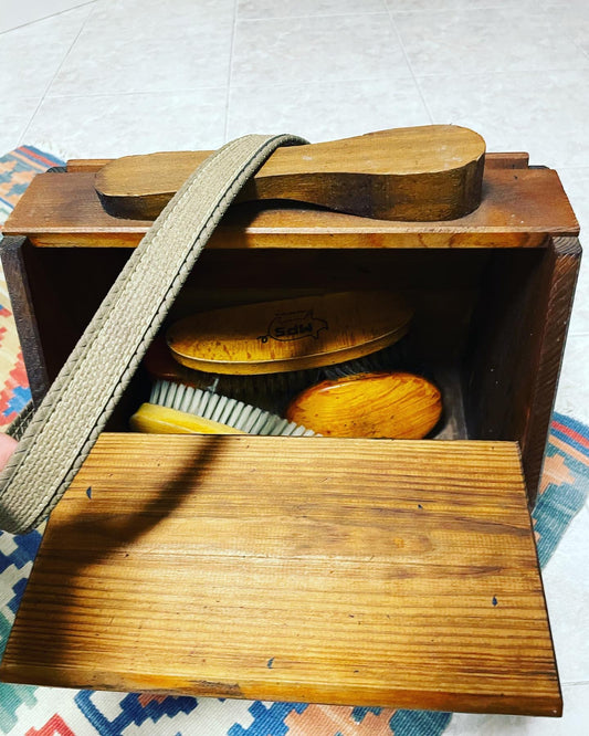 Shoe shine set