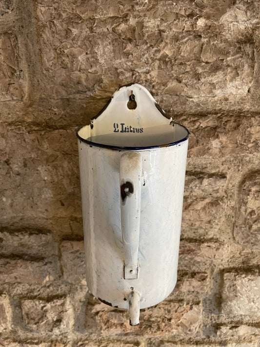 Medical fountain in enameled iron