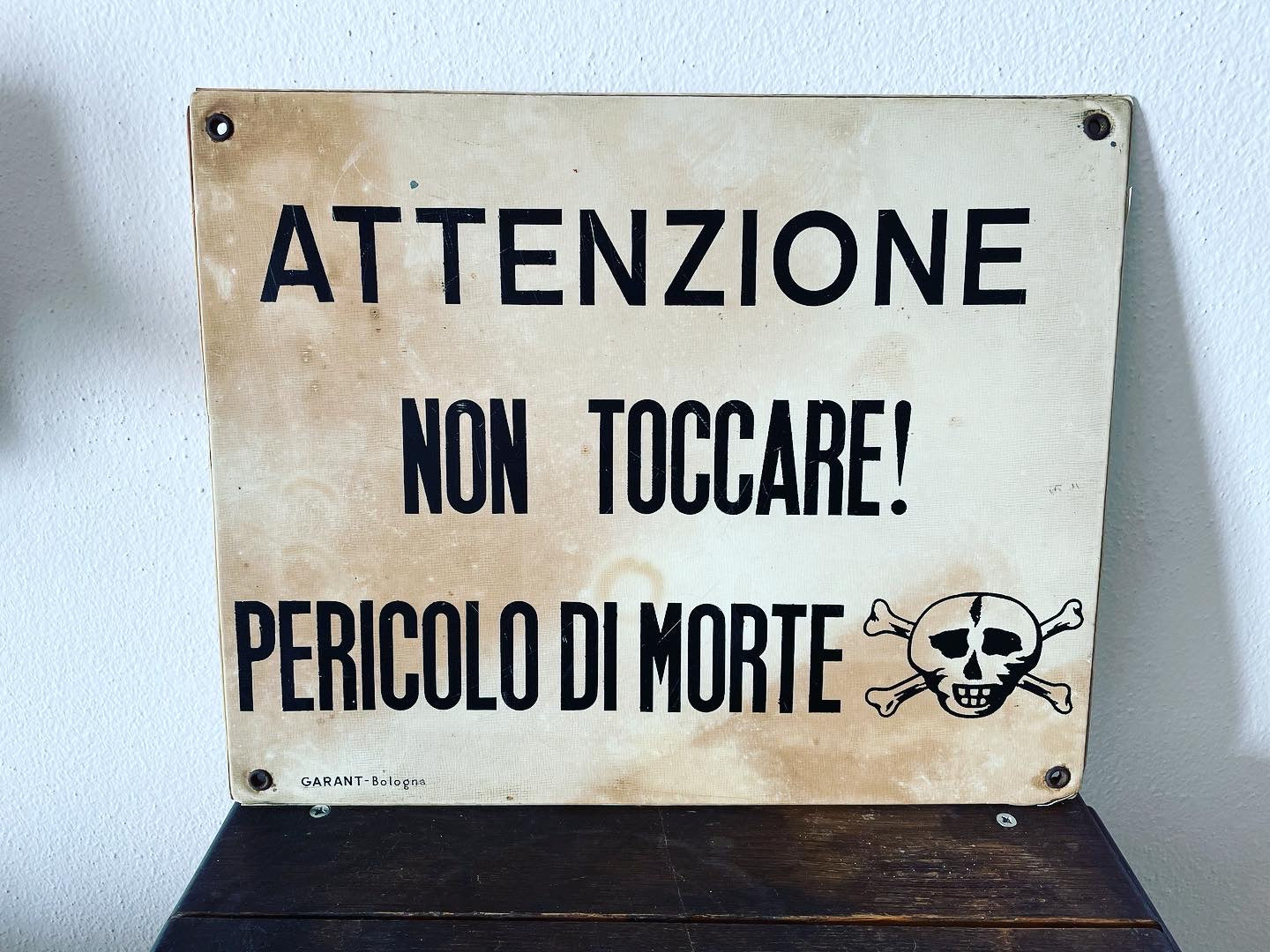 Cartello pericolo di morte. Ambiente. Ai generated. Stock Illustration | Adobe Stock Cartello pericolo di morte. Ambiente. Ai generated. Stock Illustration | Adobe Stock