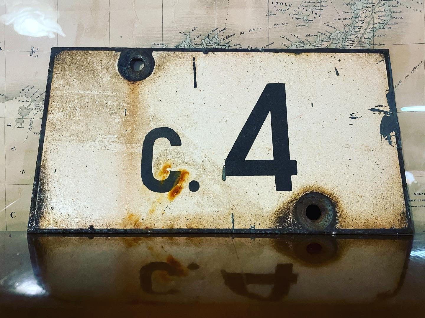 Railway wagon plate