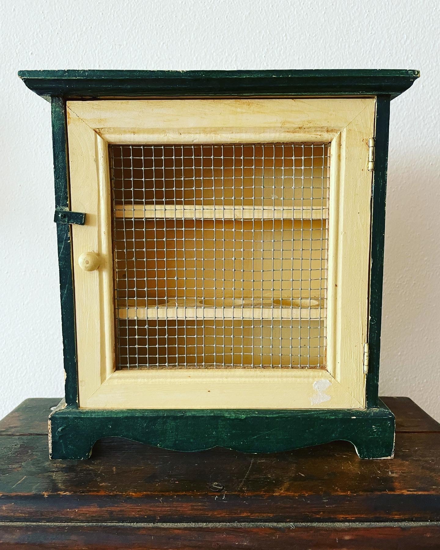 Egg holder cabinet