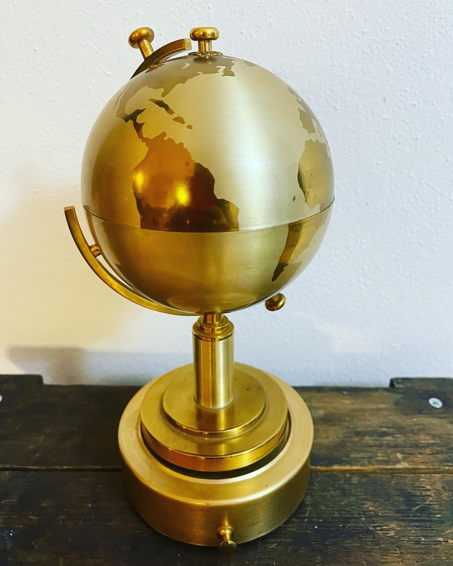 Cigarette holder globe