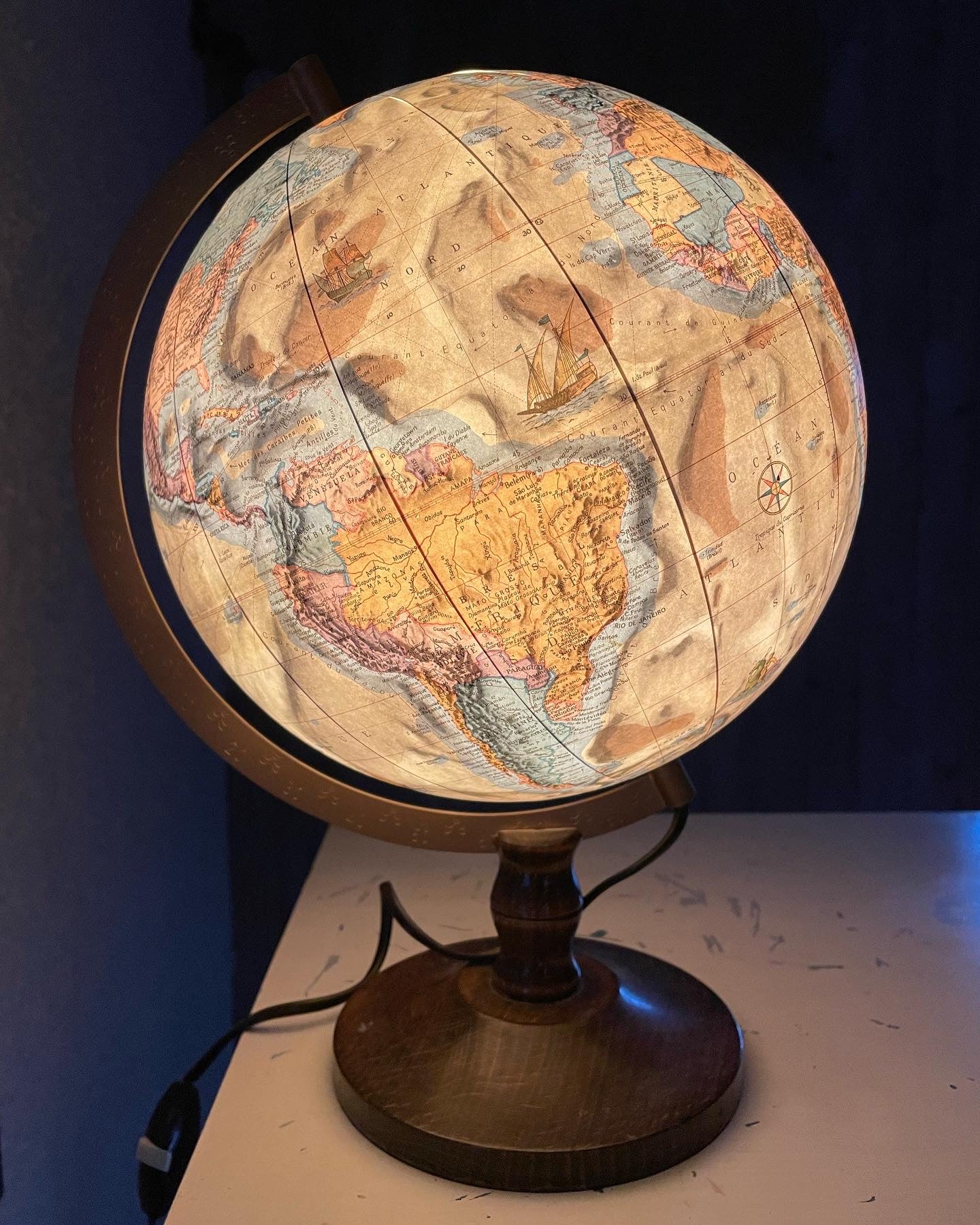 Globe lamp