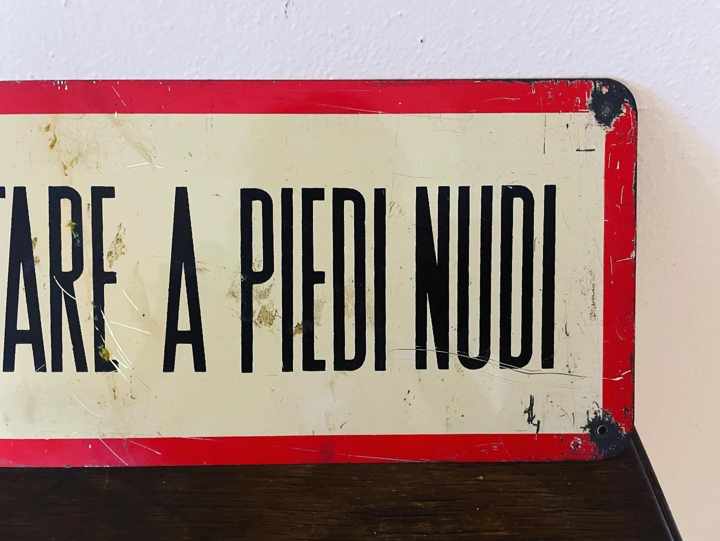 Divieto piedi nudi