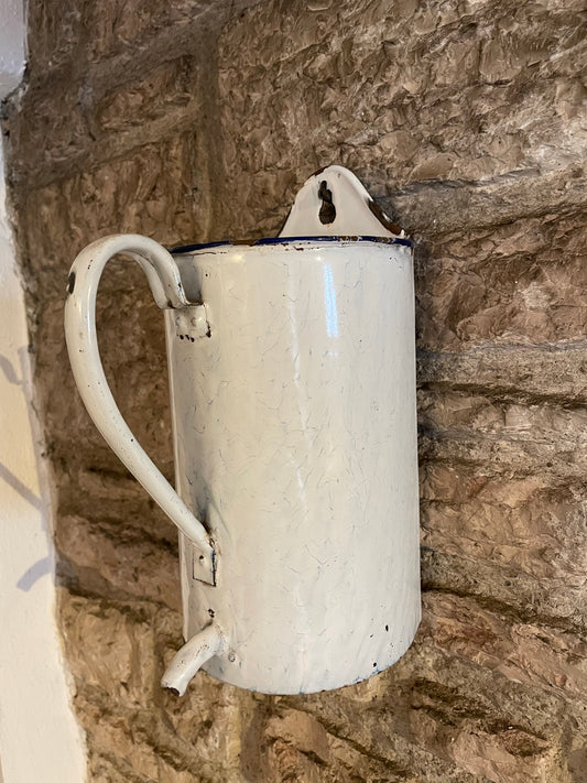 Medical fountain in enameled iron