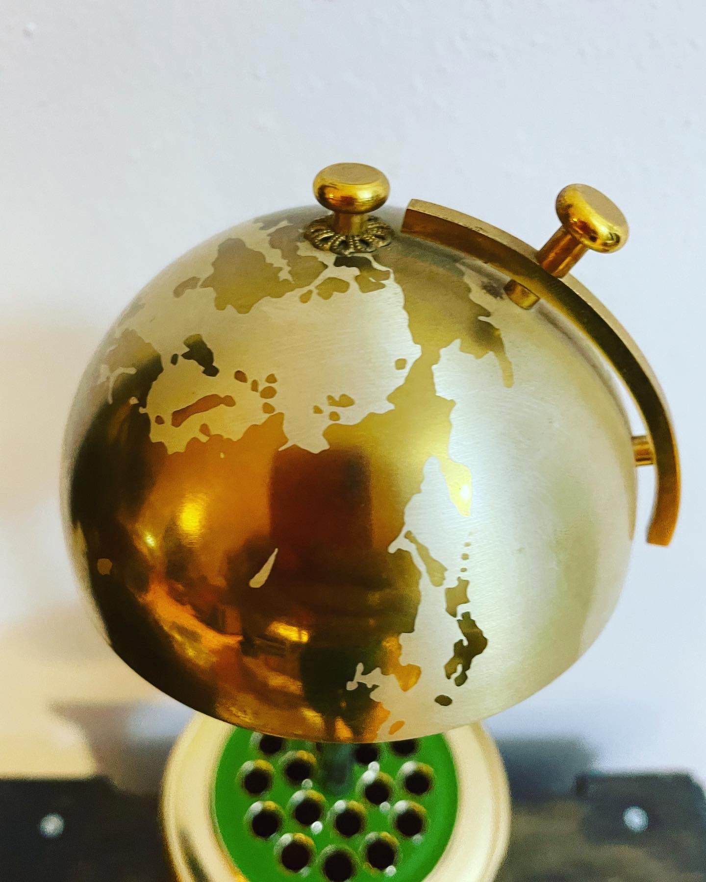 Cigarette holder globe