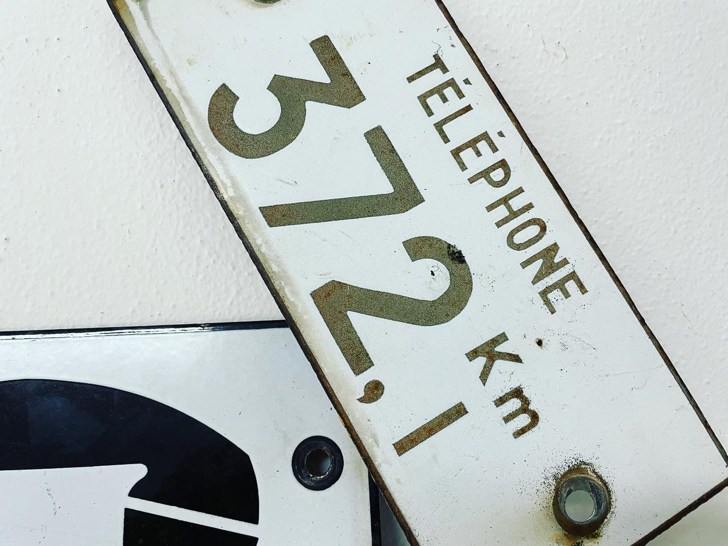 Telephone sign pair